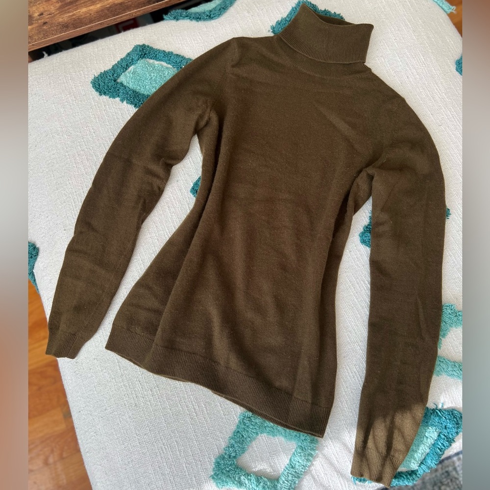 Uniqlo cashmere olive green turtleneck sweater